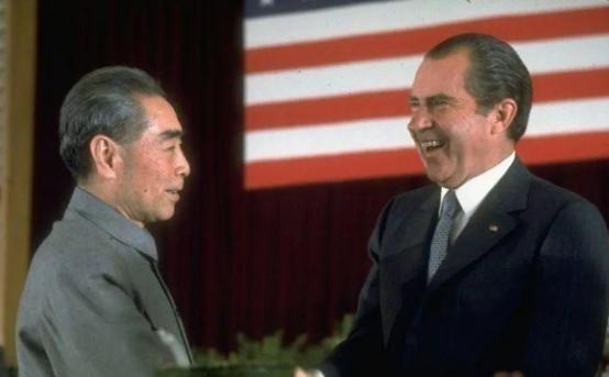 1972年，毛主席与尼克松谈话，突然听到美方一个人员的身上传出了异响。于是，毛主