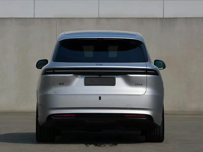 全新理想L8这个外观又在我的心趴上了，我特别喜欢理想这个前脸，柔和又好看，蔚来的