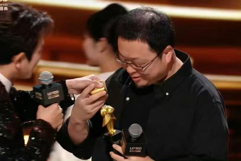 罗永浩奖杯断成两半昨天晚上B站给老罗颁奖的时候，奖杯头部直接脱落了，节目效果追着