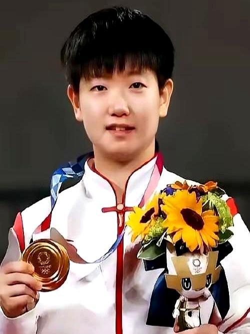 世界第一也会躲球孙颖莎退赛多哈那刻，我反而踏实。顶尖选手最怕硬撑，积分再厚