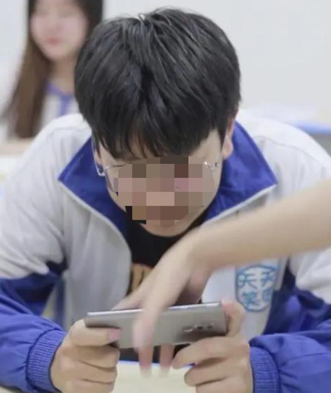 重庆，12岁男生偷偷带手机上学，父母发现后便主动告诉班主任，并让班主任把男生的手