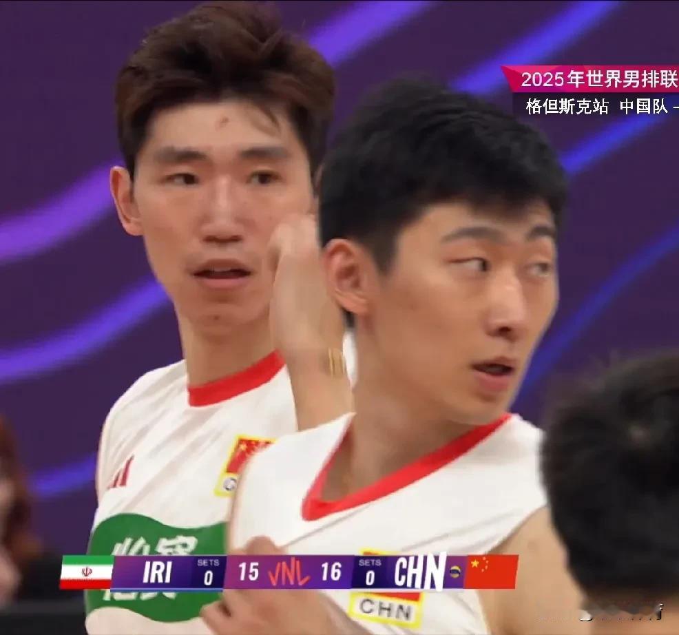 【李咏臻连续挽局点失误送分，中国男排26-28丢局】中国男排对伊朗第一局，中国