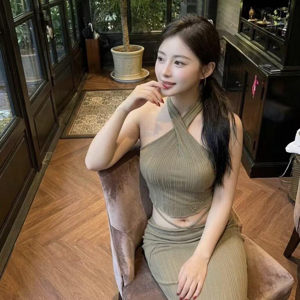 幸福感不是来自惊天动地的大事，而是藏在三餐四季、一粥一饭里。