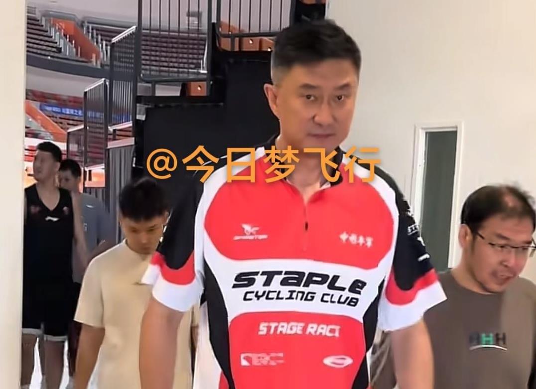 今晚中美明星赛，朱芳雨现场督战，胡明轩有可能不打！今天上午，广东队到了三亚市白