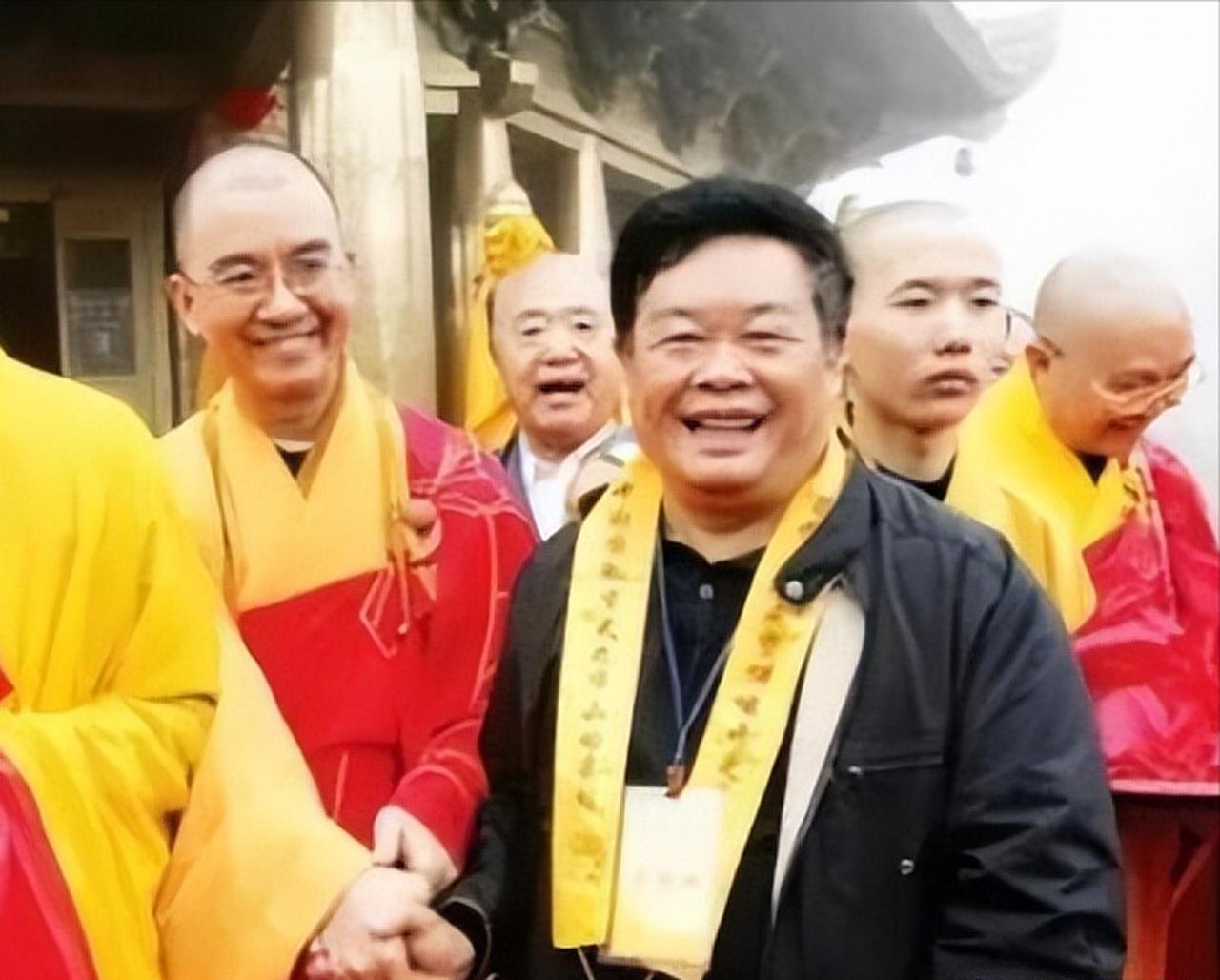 2016年，曹德旺陪同王石探访万福寺，方丈先向王石说起，修缮斋堂预算1600万元