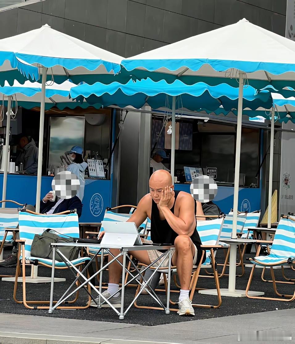 50岁乐嘉现身深圳海边度假，他穿着无袖上衣，露出一身小麦色皮肤，身材好壮硕，男性