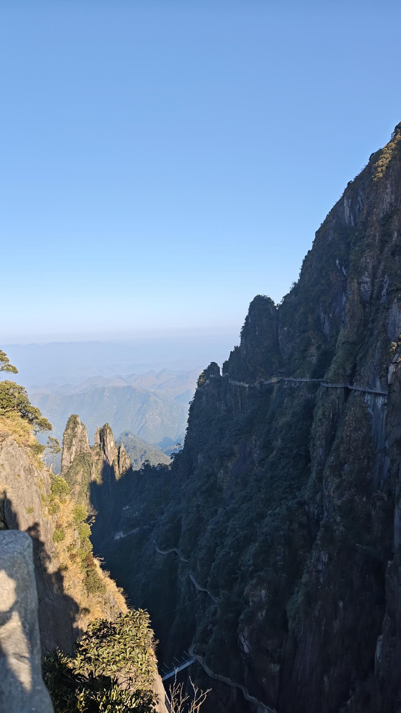 去了湖南莽山才知道，原来景区还能这样开发，东西各一个门，好风景大部分被东门占了，
