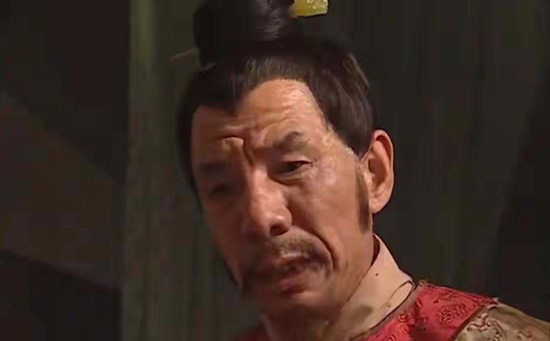 高俅为何当场摔碎杨志厚礼？看懂水浒这段，才明白送礼也讲究资格。杨志本是杨家