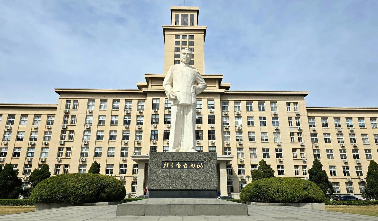 两所被“耿同学”点名的高校，在周末的晚上，几乎同时发布了调查结果通报，南北两所高