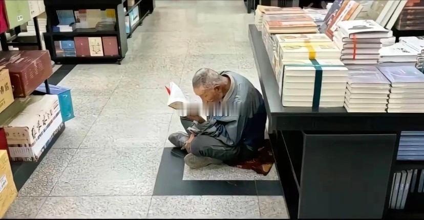 杭州图书馆被人投诉，说有流浪汉进来，自己受不了。图书馆回得干脆：“我没法拒绝他们