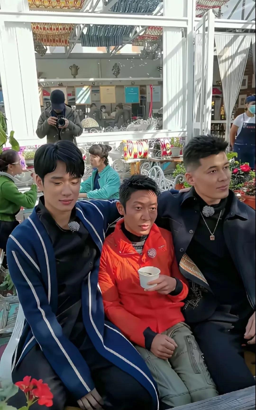 哈哈哈，我是真的不想笑的，感觉笑一下都是对撒老师的不尊重，但是，他这张合照，确实