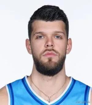 杜锋啊，是真不会用大中锋，对面徐昕是个例子，拉科塞维奇也是个例子。上一场打福建队