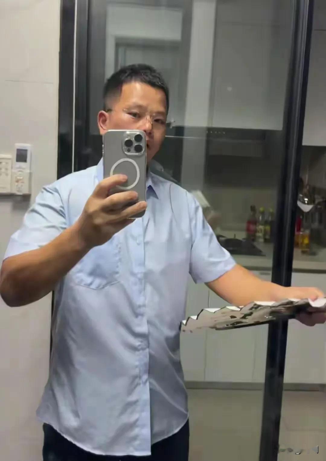 乌龙版见义勇为，男子因有纹身并大吼被多人无辜一顿暴打！事发10月1日，南昌红谷滩