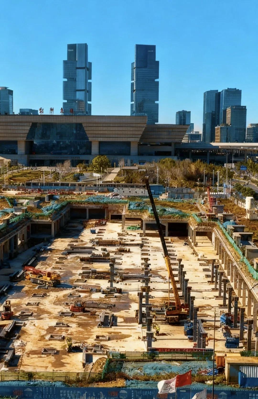 胖东来郑州首店︳内部粉刷开启，年底硬装11月20日，记者前往项目工地进行了探访