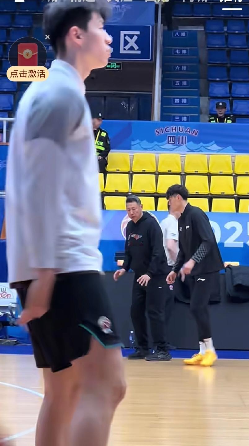 李楠带领曾凡博训练，此前训练质量不高，距离复出应该还有几天曾凡博之前家里有事