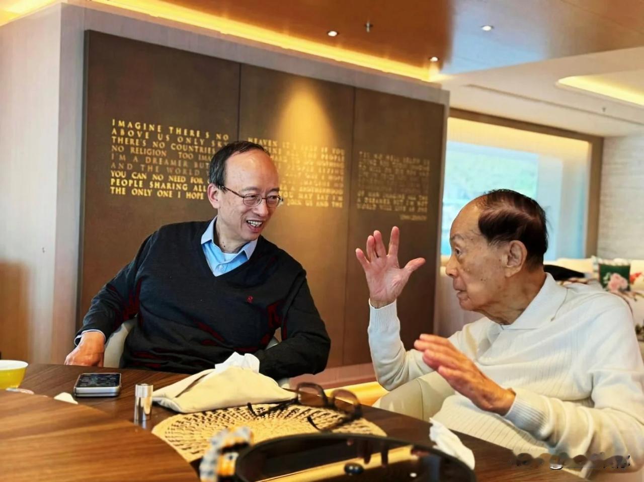 李嘉诚福禄寿都占，世间还是少有的了。97岁的老人不少见，但97岁了还能思路清晰侃