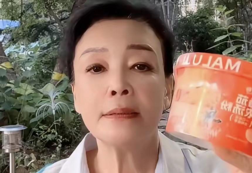 吃一堑长一智，如今的兰姐根本不接S粉的话茬儿。直播间里，大S的粉丝多次提起话题