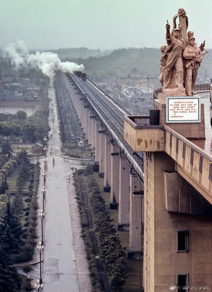 1981年的南京长江大桥，和今天的桥梁相比它很土，但今天看，它依然气势恢宏。