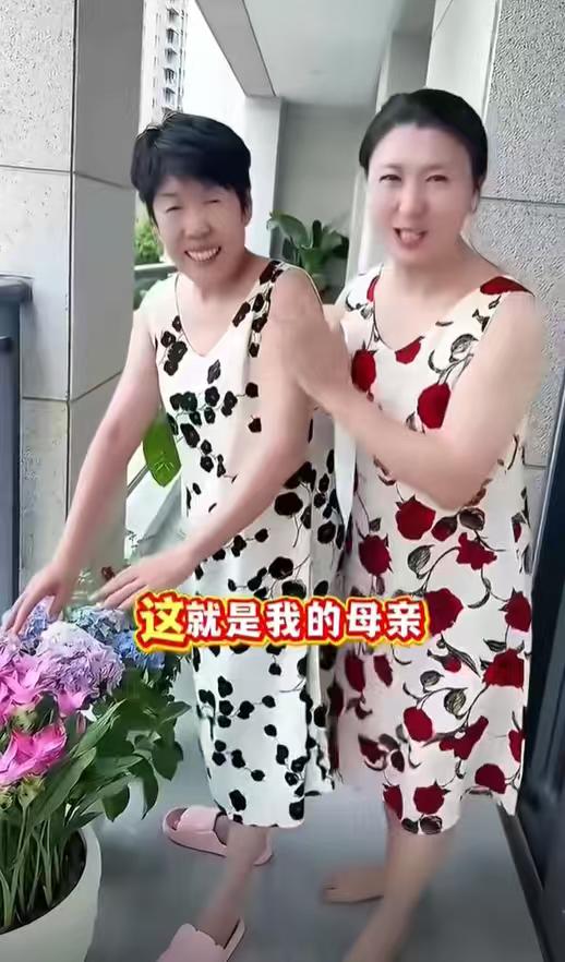 这是闫学晶的妈妈，林傲霏的姥姥。她今年71岁，闫学晶今年54岁，她比闫学晶大17