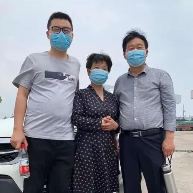 田静太难了，她既想自己的儿女将来继承许敏的财产，又不能得罪杜新志，所以她在直播间