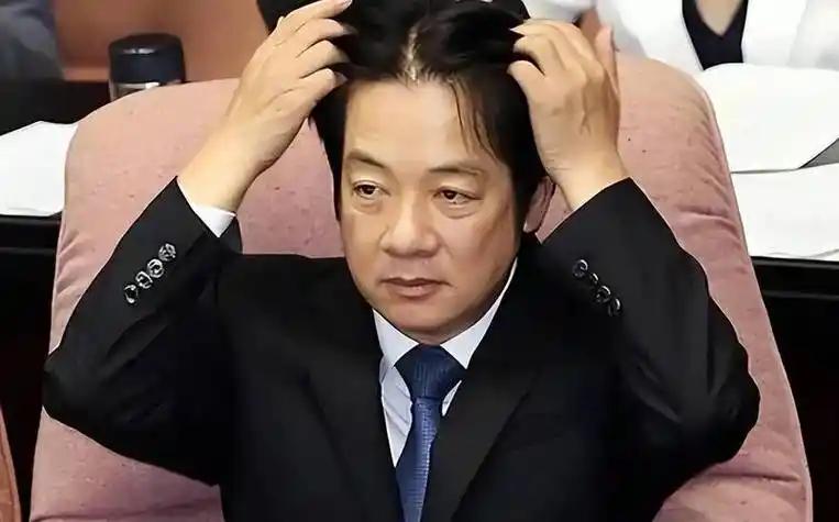 最近这两天，台湾政坛彻底乱成了一锅粥。那些平时在镜头前唾沫横飞、一副天不
