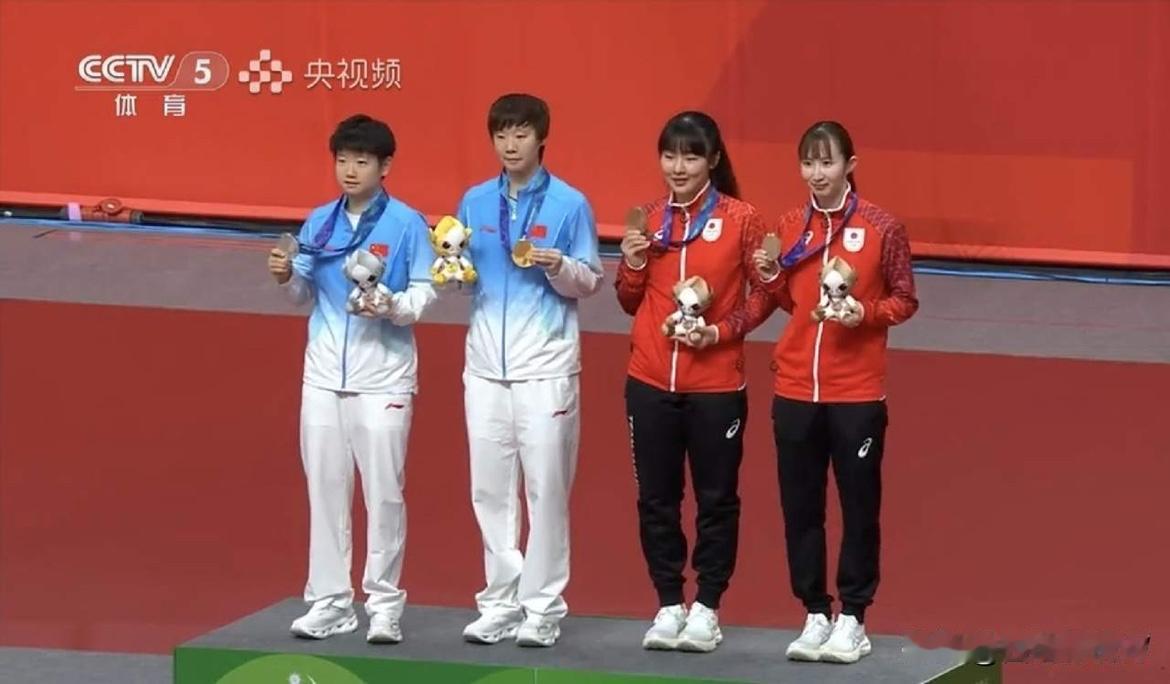 亚运会女子单打领奖台上，王曼昱、孙颖莎、张本美和、早田希娜站在一起。王曼昱1.