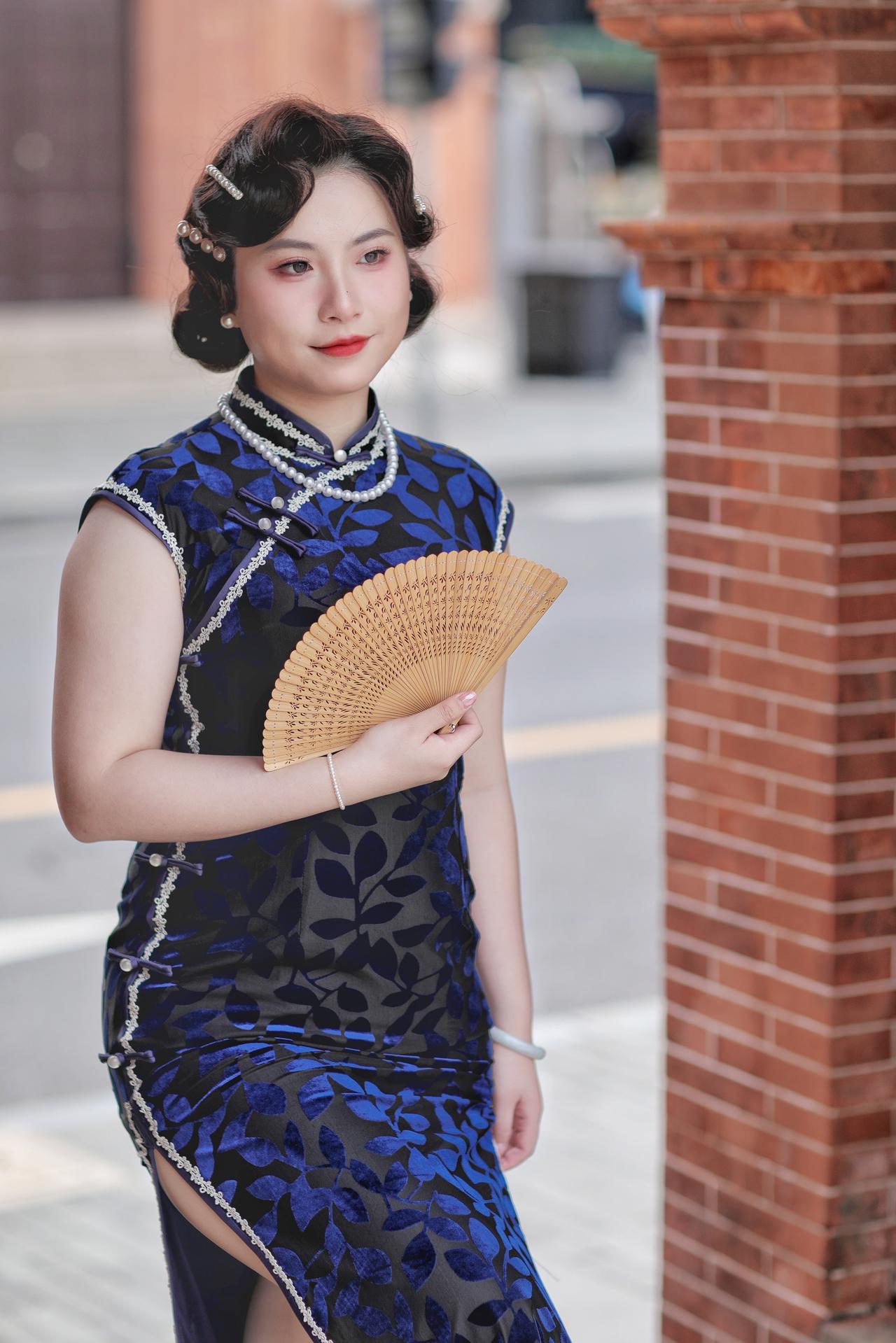 沪沪上旧梦一袭藏蓝暗纹旗袍勾勒出民国女子的绰约风姿。珍珠领饰衬得脖颈纤细，白边