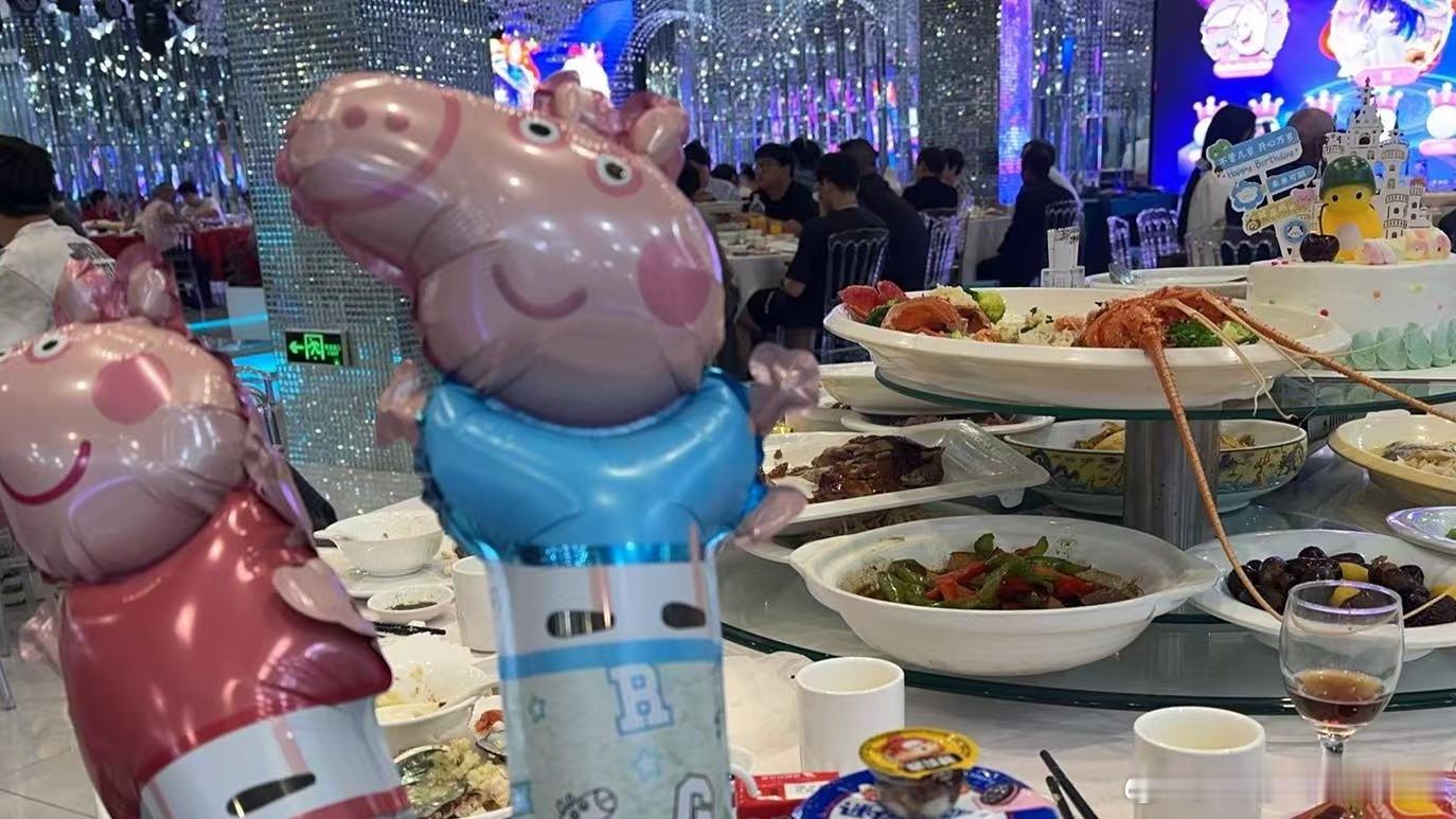 中午喝个大学同学儿子的百日酒，看的出来挺高兴的，摆酒五粮液，今天光软华子给了我5