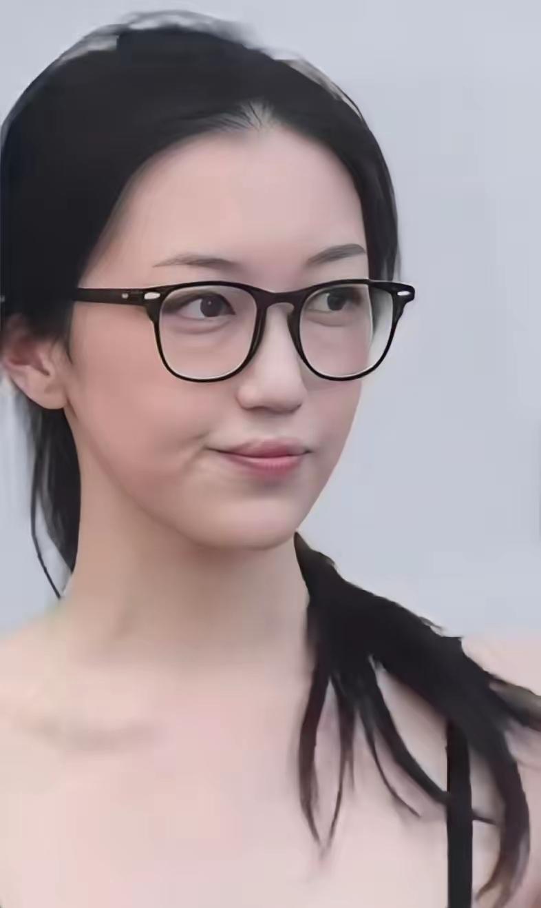 说白了，李嫣嘴唇有没有伤痕已经不重要了，不是因为她钱这辈子都花不完，是因为李嫣的