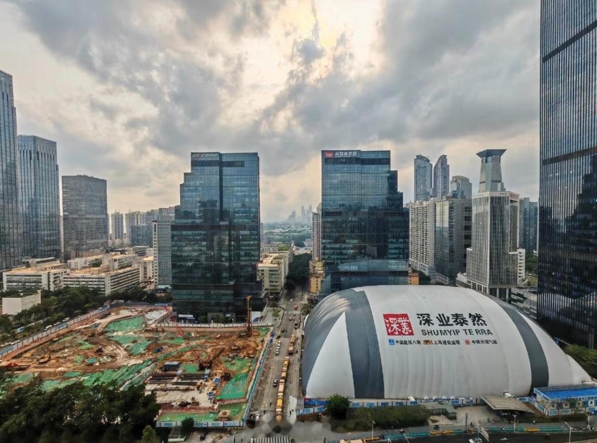 深圳不少工地都开始用上基坑气模。弄个罩子，37米高，除了防尘降噪，还能24小时施