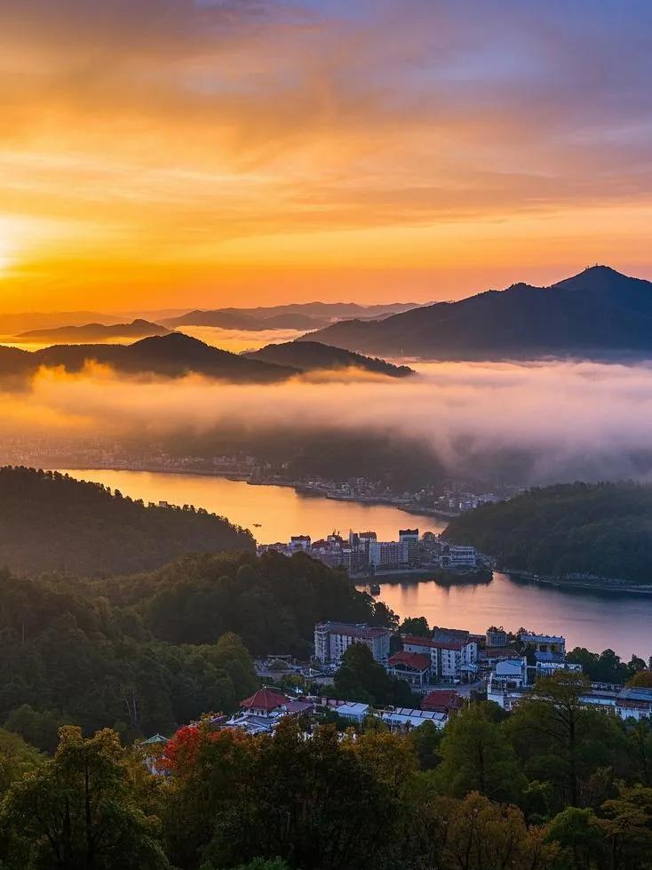 庐山傍晚，从绚烂天空到静谧山林，再到错落建筑，夕阳勾勒出一幅动静相宜的绝美之景。