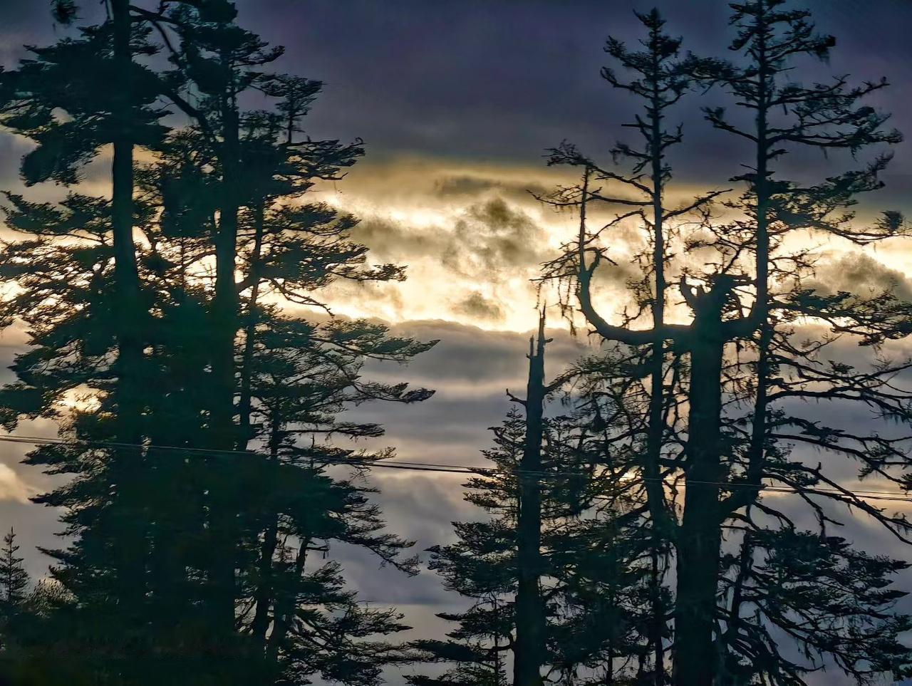 人生的旖旎风光在路上，在四川西昌凉山彝族自治州，守望3500米的落日余晖，美煞眼