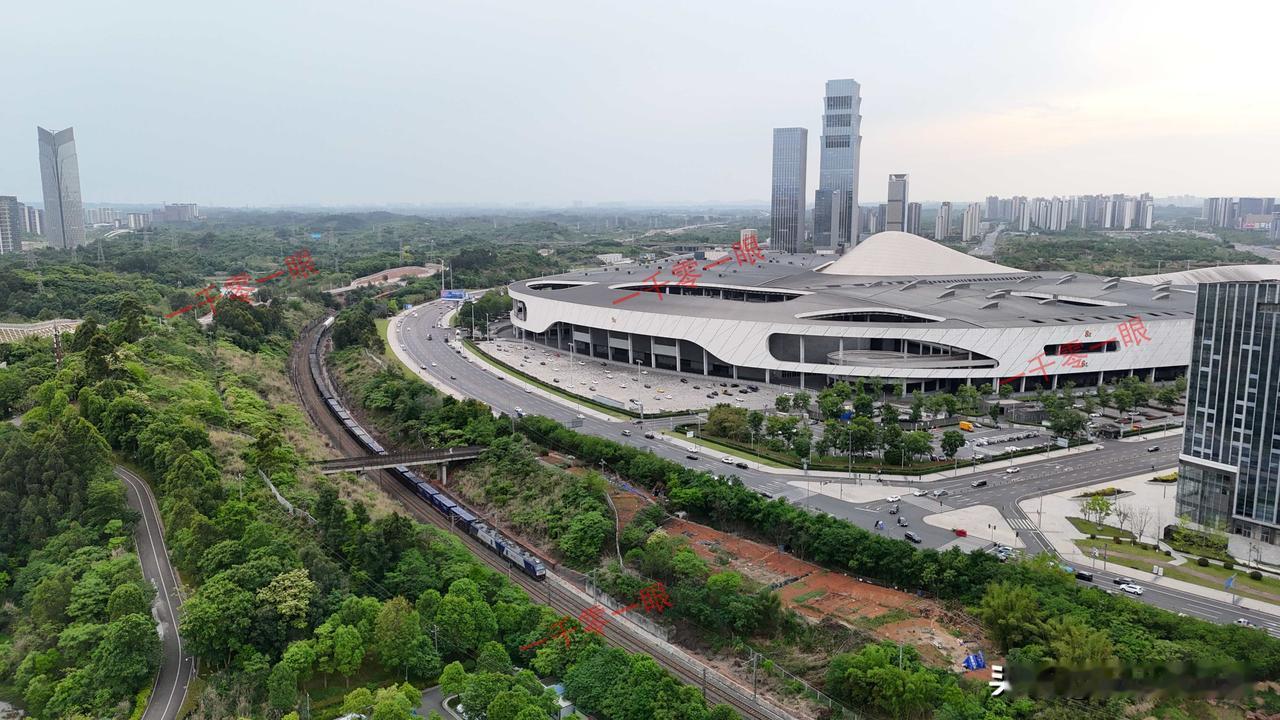 成都会把这段铁路盖起来吗？成都西博城边上，是成昆铁路货车外绕线，地势比较低，