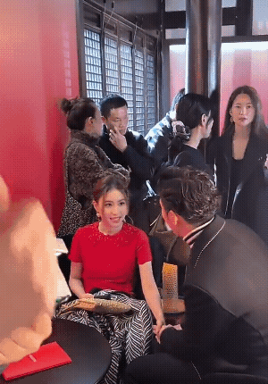 何超莲和窦骁现在真的很恩爱，细节可以看出不是装出来的，是非常自然的。一开始准备