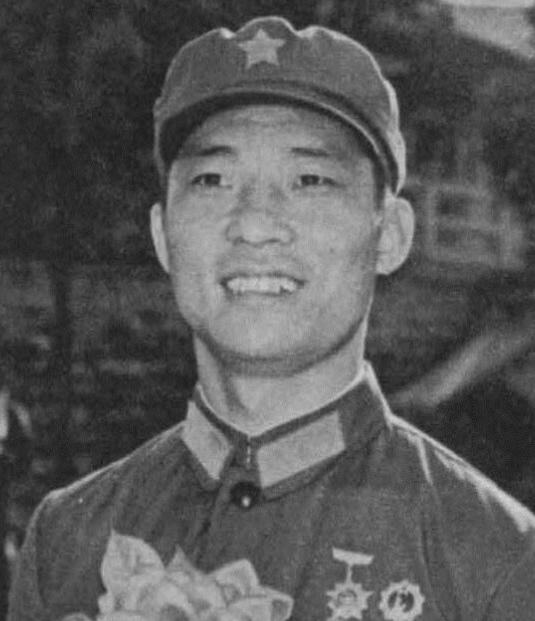1951年，朝鲜战场，甘凤里。20辆美军坦克正朝着志愿军阵地滚滚驶来，步坦协