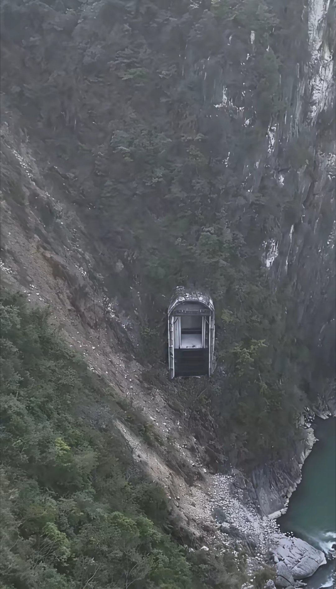 飞无人机进山峡谷探秘，意外拍到悬崖上一处神秘石门！门里装着两台电机，还有个金属电