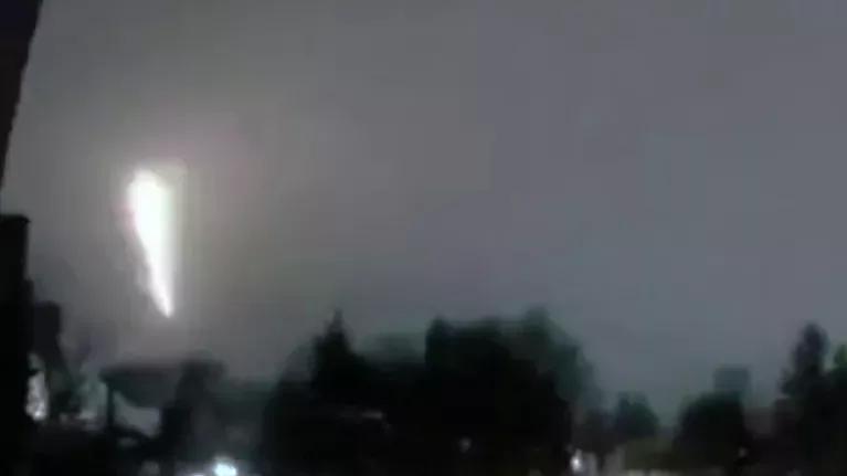 【乌西夜空被“榛树”点燃，6枚分导弹头齐落地，泽连斯基躲进核地堡一夜】这回，