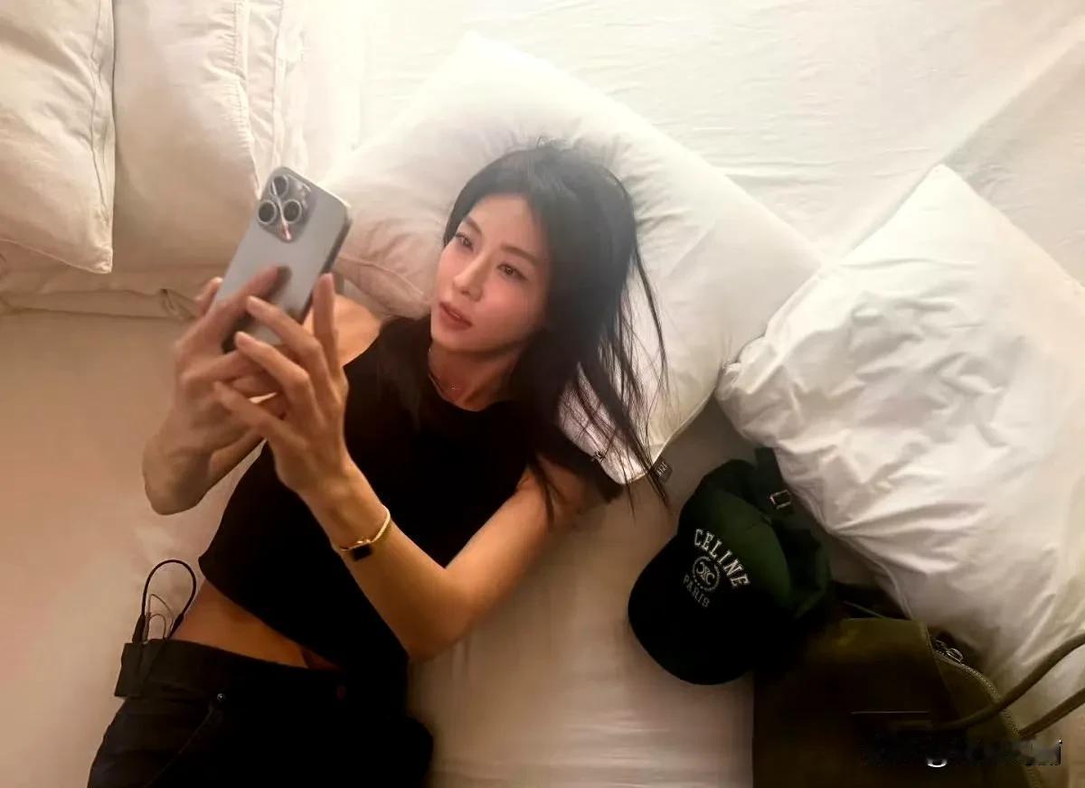 玄彬都老了她居然这么年轻河智苑ins更新，47岁了，这个状态好绝