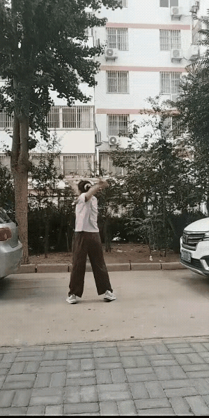 貌似简单的动作，一般人是做不来的，它对双肩关节要求很高，只有把肩压开才能灵活自如