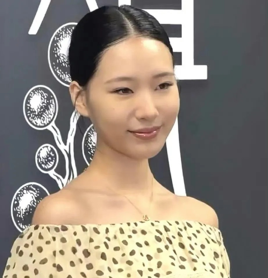小S的大女儿出道了。颜值这事儿……没遗传到妈。小S那张脸，台湾娱乐圈排得上号的。大女儿站过去，脸不是
