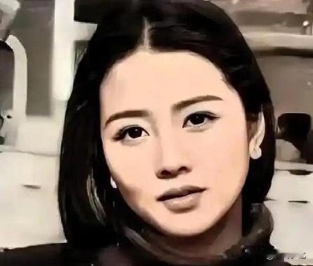 1985年，六十岁波尔布特强娶二十岁密松，丛林深处的畸形婚姻背后，权力游戏的残酷