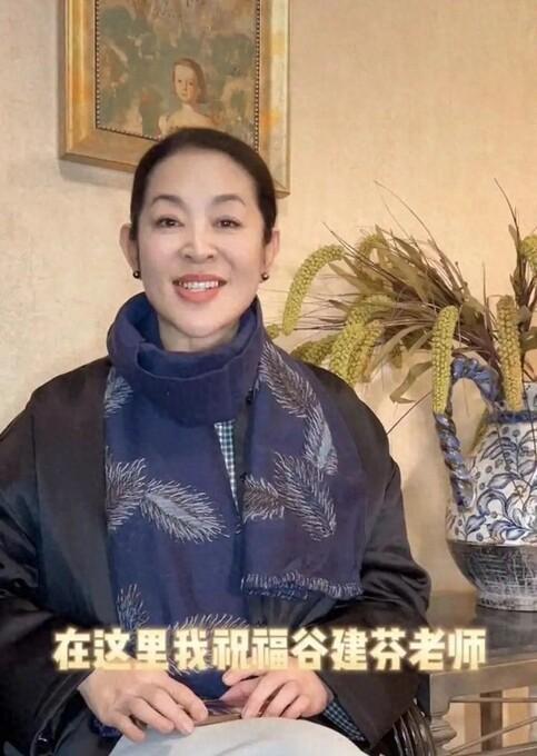 65岁倪萍靠科技美逆袭？黑外套搭围巾超减龄，脸蛋紧致大妈味全无