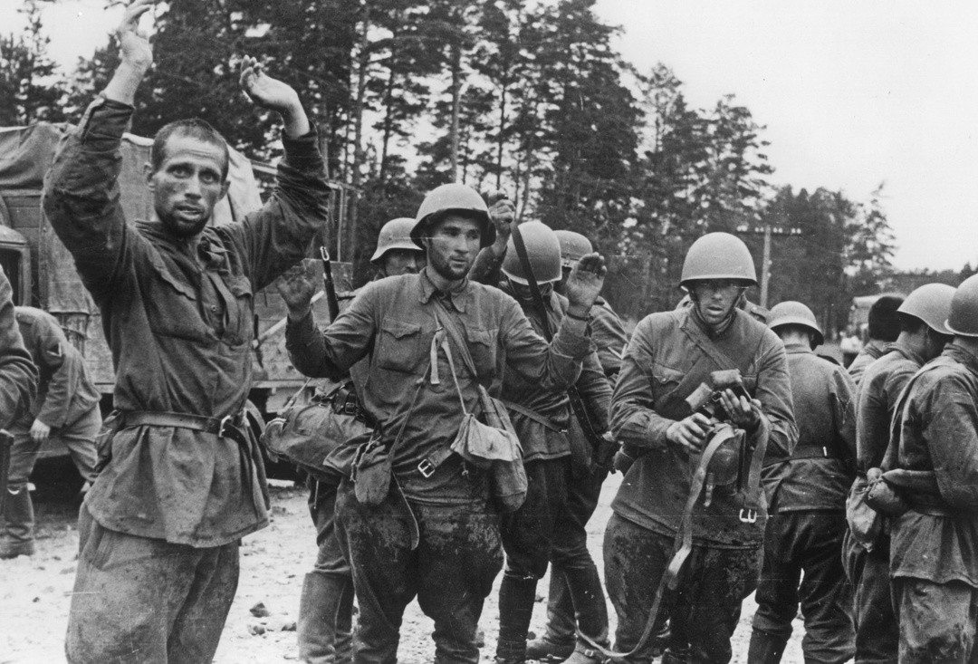 二战苏联红军士兵向德国人举手投降