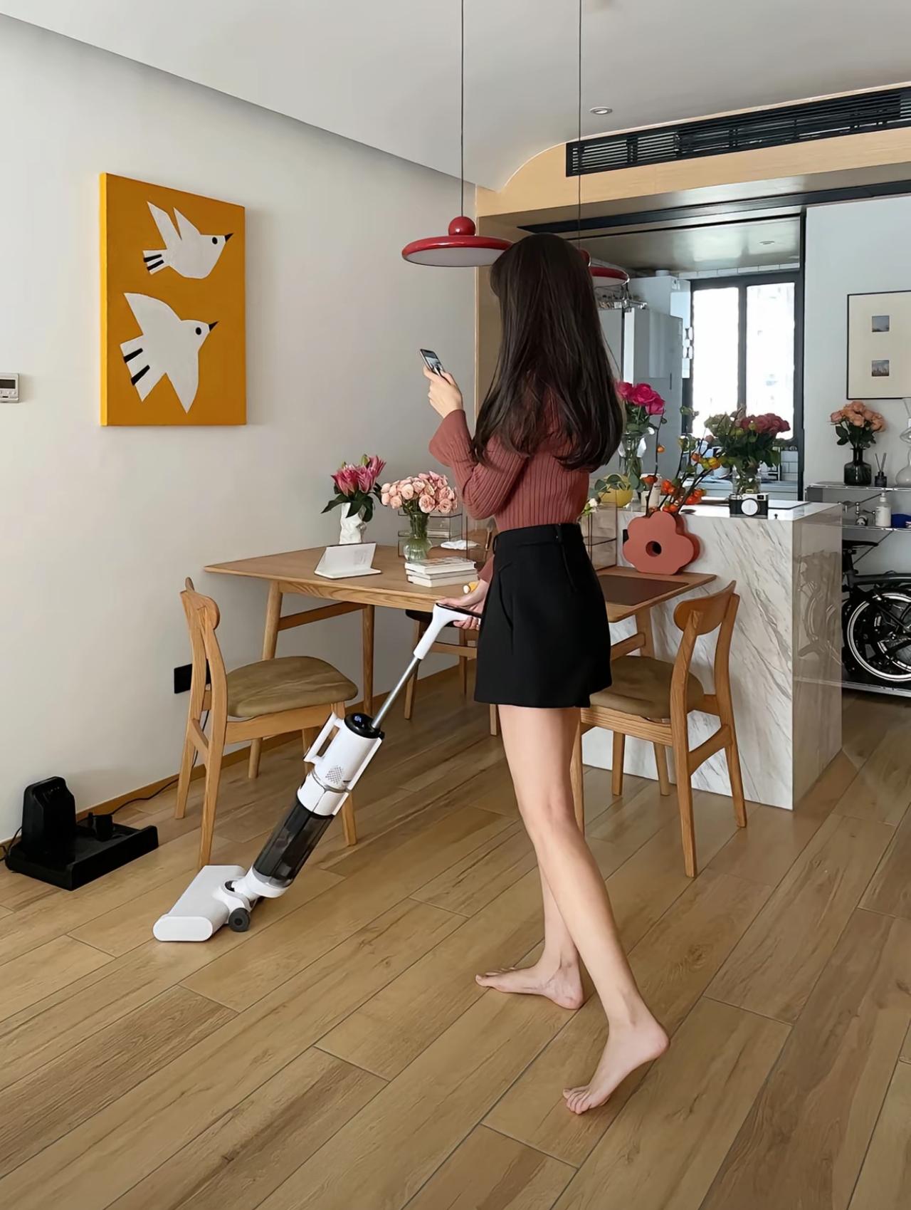 她怎么还抢着打扫家务