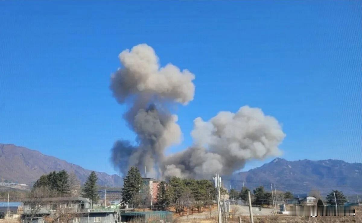 10时04分，京畿道抱川市二东面卢谷里上空骤然传来刺耳的呼啸声。8枚MK-82炸