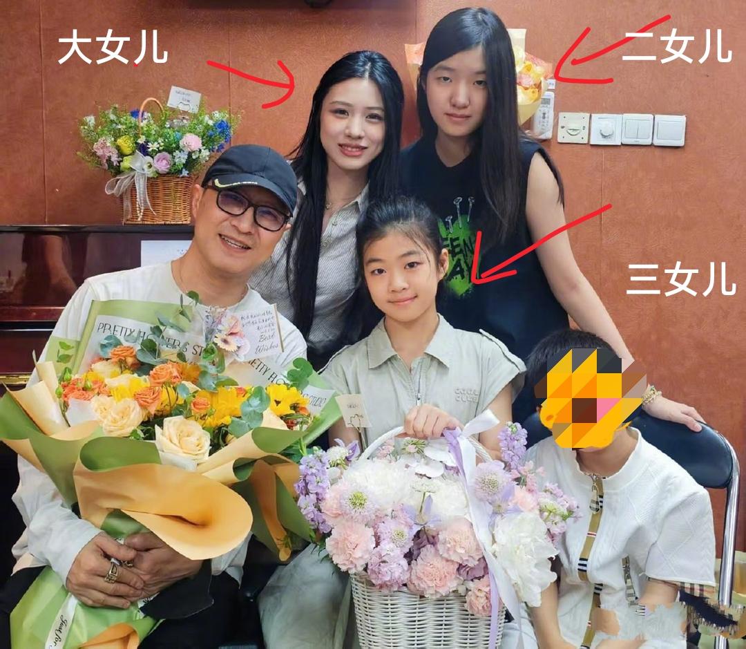 4月24日，汪峰首度公开自己和四个孩子们的合影，这是在汪峰和章子怡的女儿醒醒在北