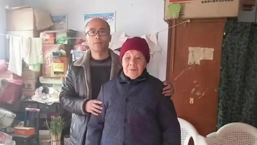“这才是真男人！”1995年，山东一学生因租不起房，每天走30公里上学。这时一女