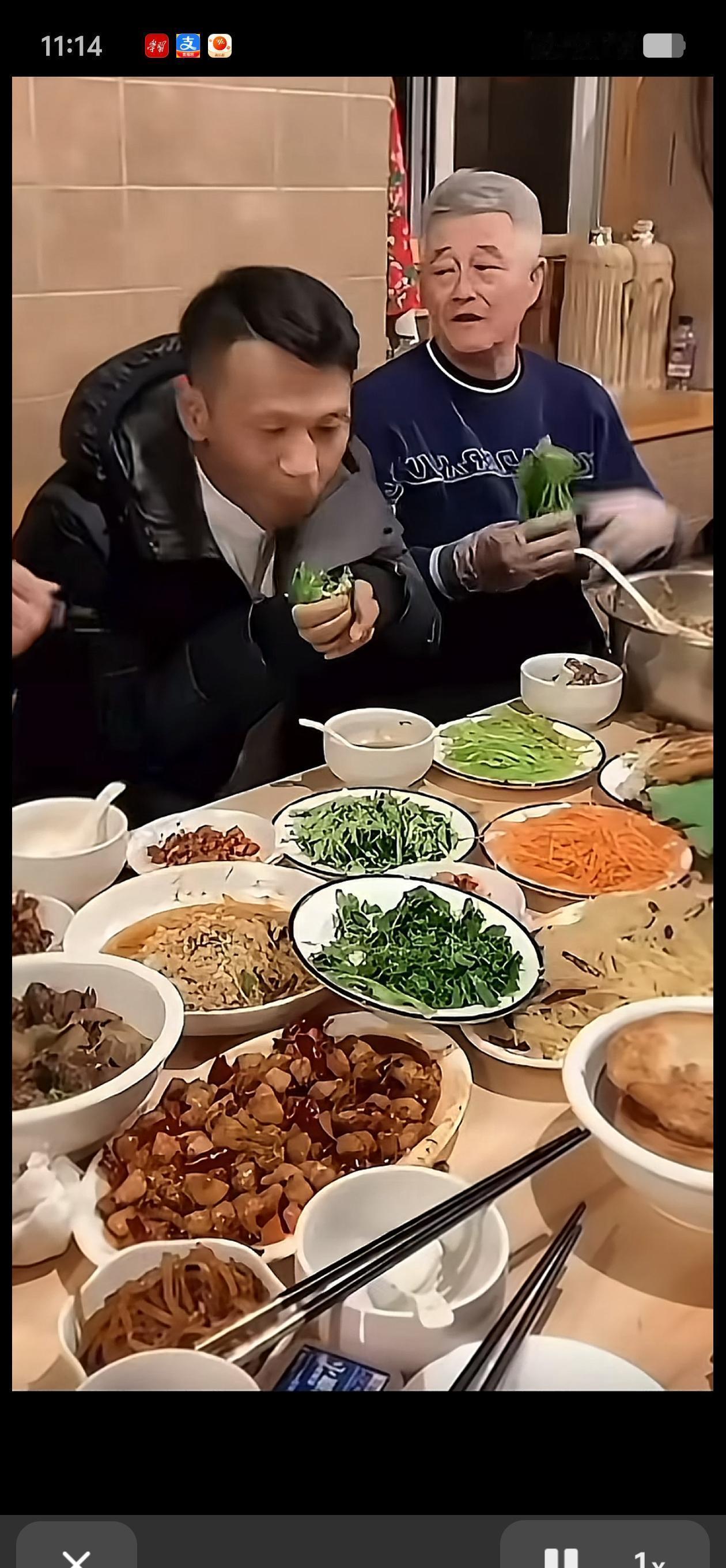 饭局上，大佬们推杯换盏，赵本山却默默啃着一个咸菜疙瘩。别以为这是作秀，这背后藏