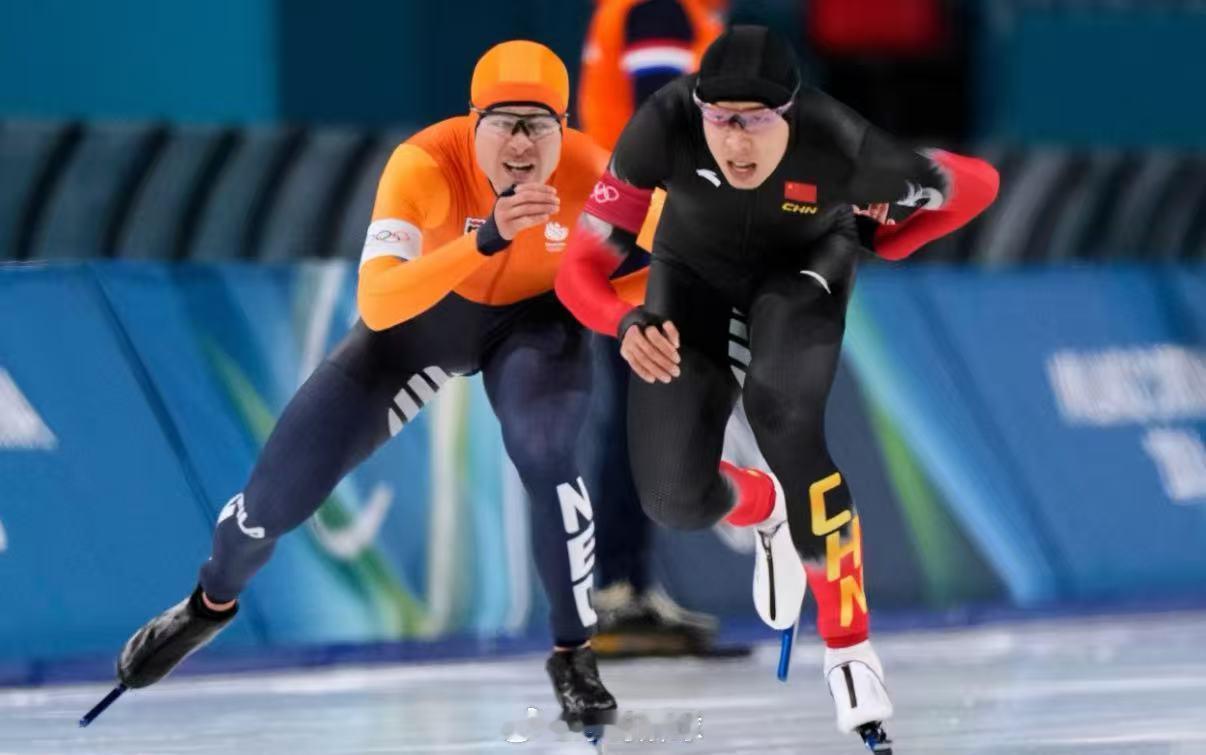 荷兰选手回应与廉子文碰撞兰选手文内马斯赛后表示，自己拥有换道优先权，滑行线路被碰