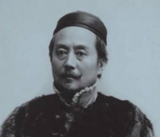 一次，辜鸿铭参加宴会，美国女人一脸鄙夷地看着辜鸿铭，上菜时，她故意用嘲讽的语气：
